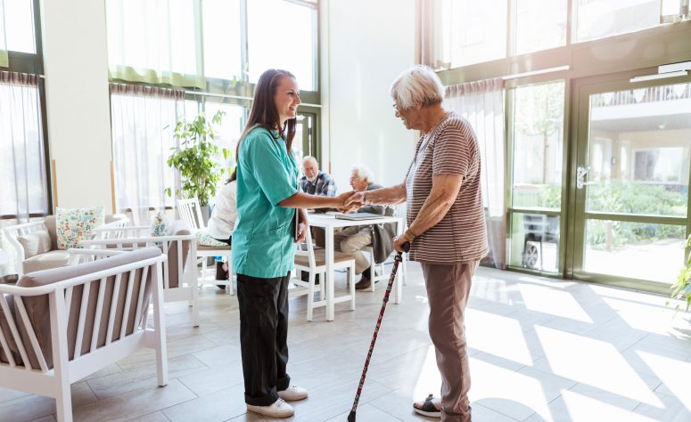 Pflegerin hilft Dame