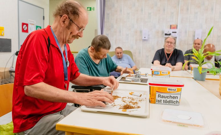 Menschen drehen sich unter Betreuung Zigaretten